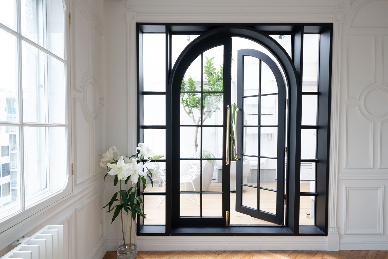 存在感ある黒いフレンチドア