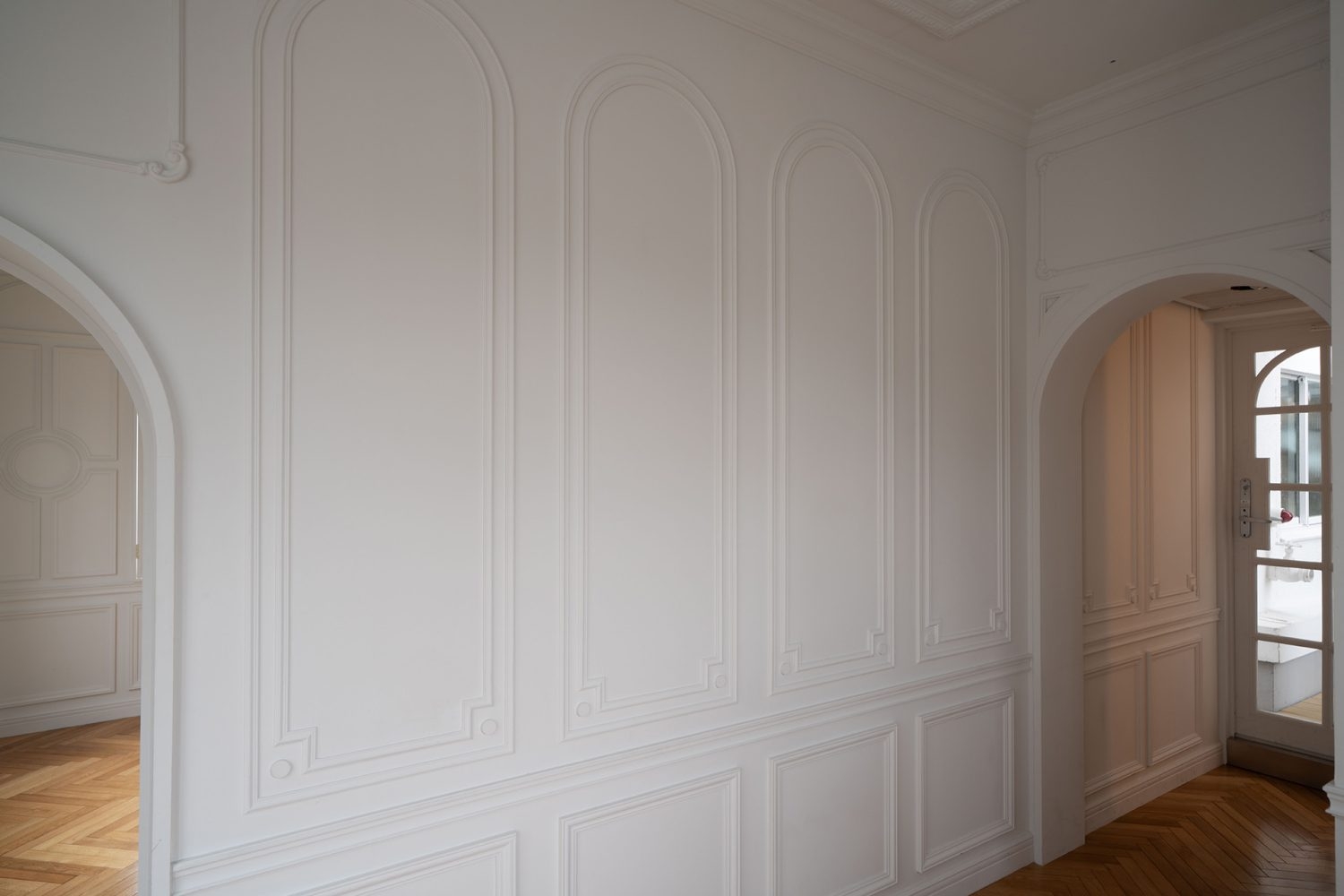 上品な印象のモールディングを施した白壁