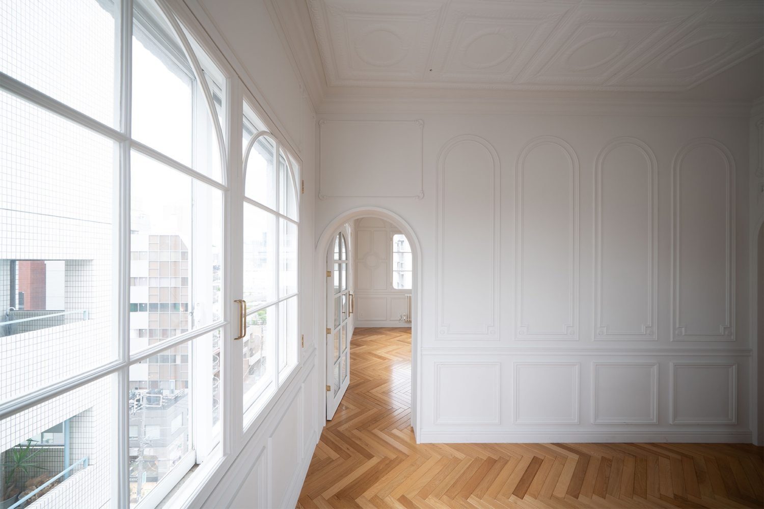 アーチ型のドア・モールディング・格子