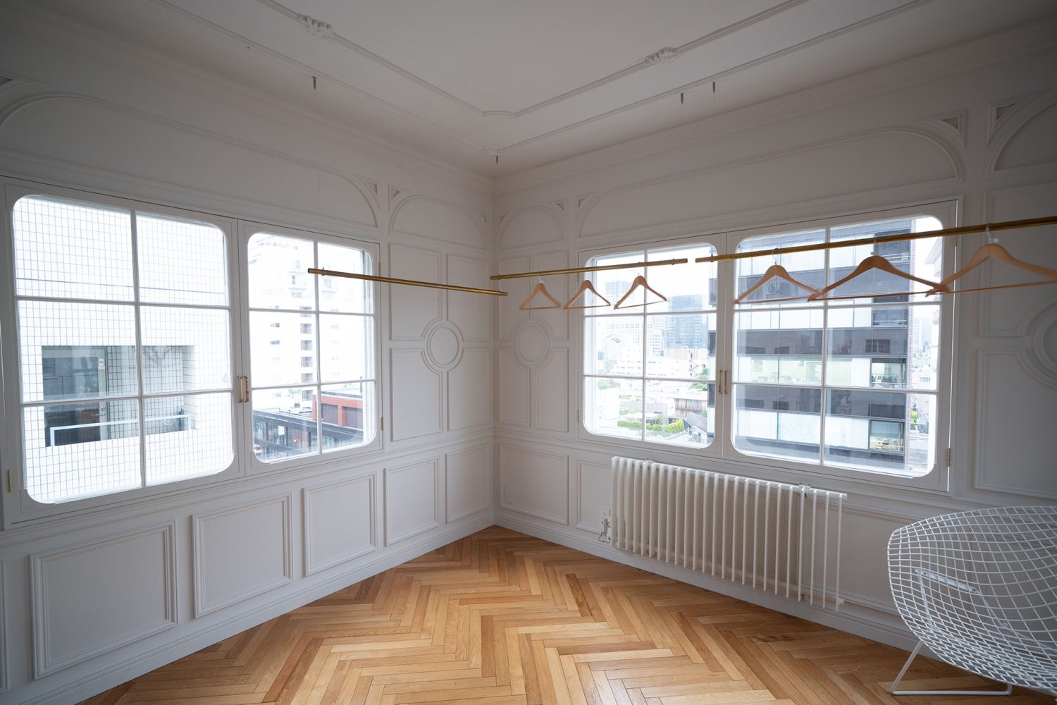 窓から入る自然光と馴染みよいヘリンボーン床