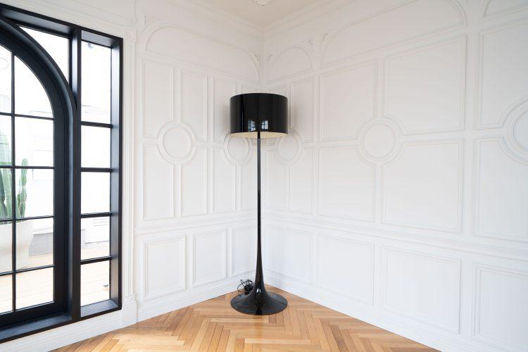 ドアと相性のよい黒いスタンドライト