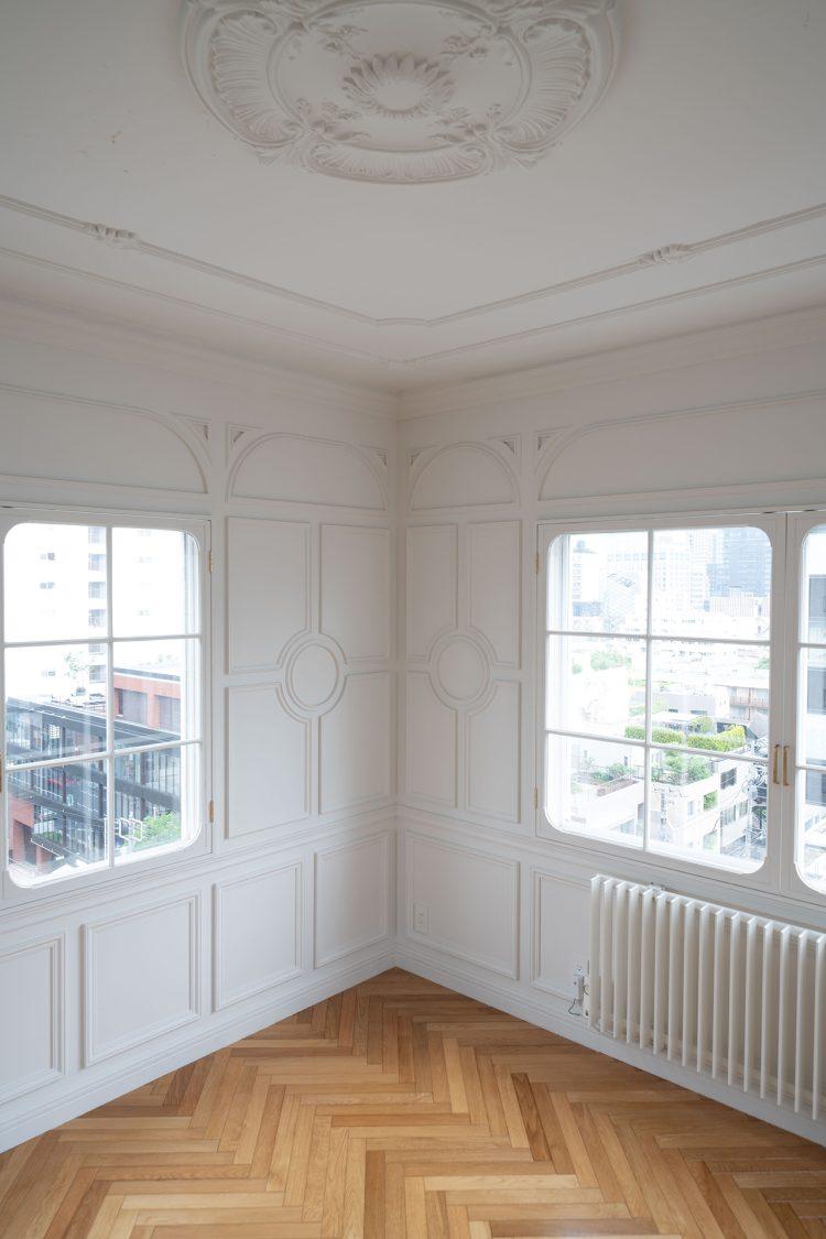 天井まで施した美しいモールディング