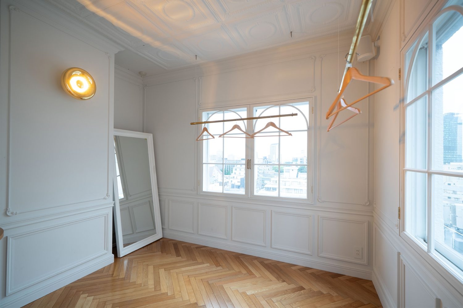 ゴールドの吊り下げポールで展示会にも