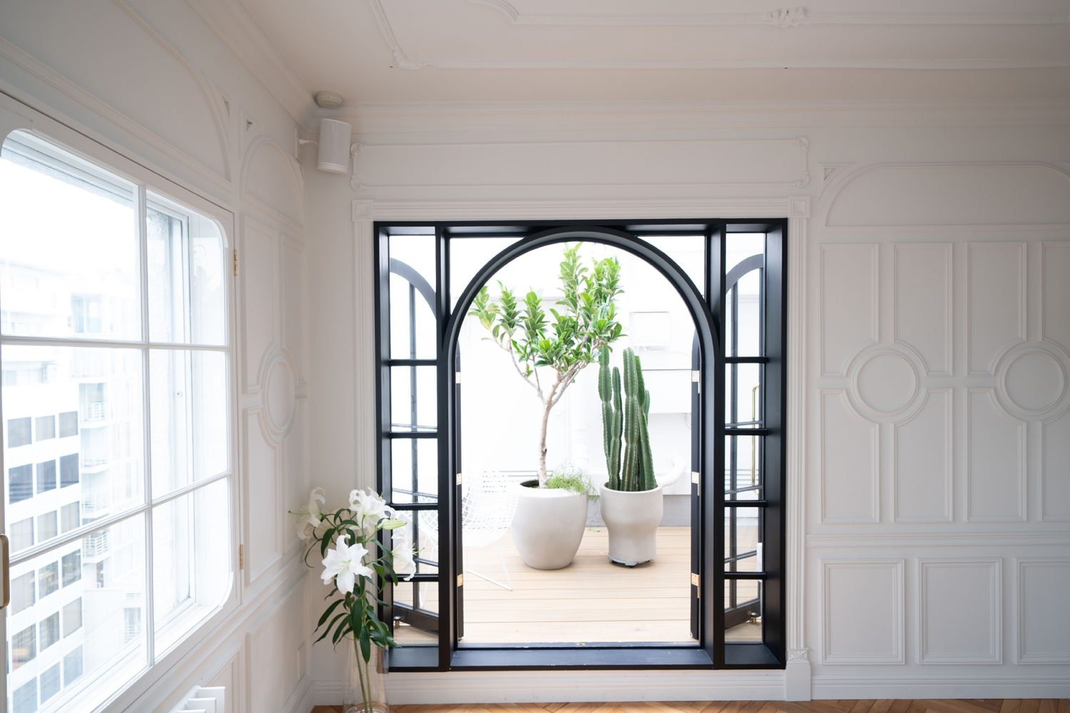 大きなドアを開放するとよく見える中庭