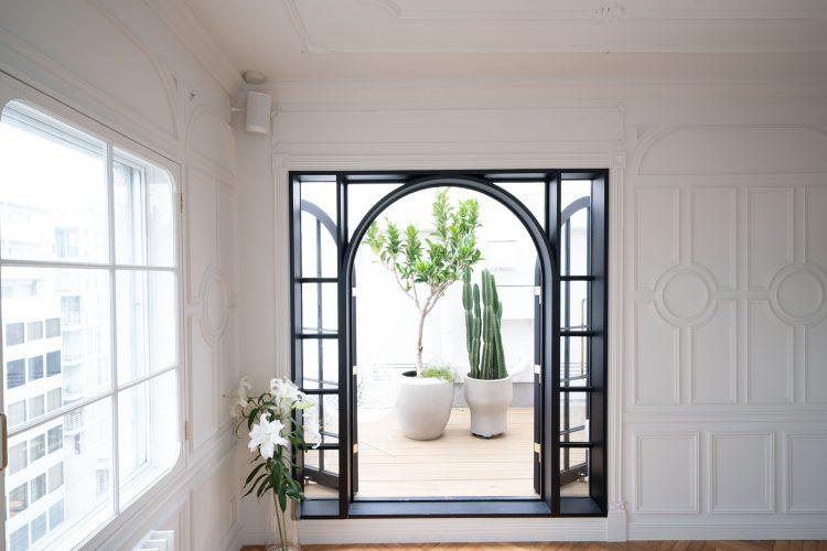 大きなドアを開放するとよく見える中庭