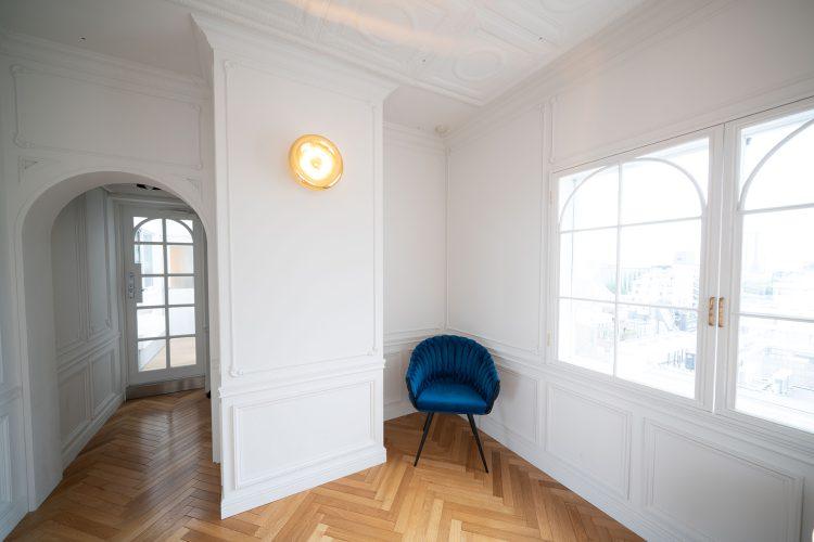 白壁に映える青い椅子