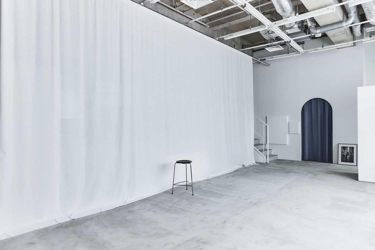 空間を仕切る天高まであるカーテン