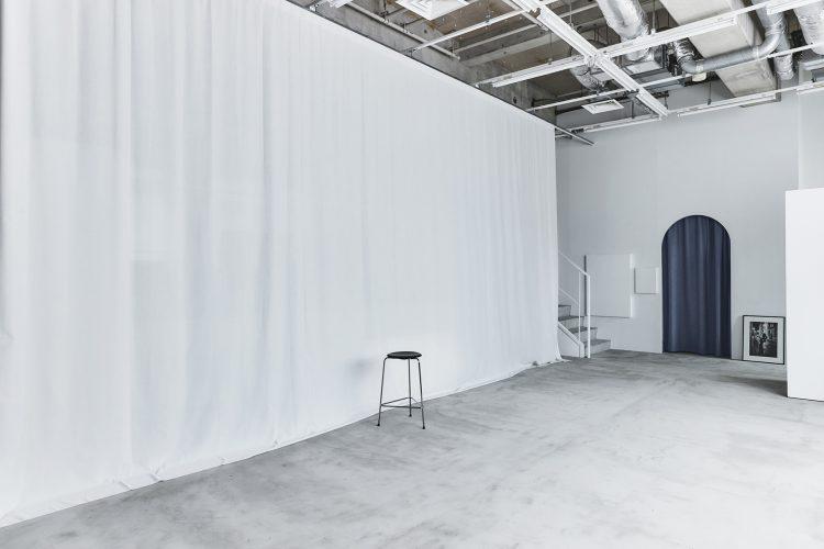 空間を仕切る天高まであるカーテン