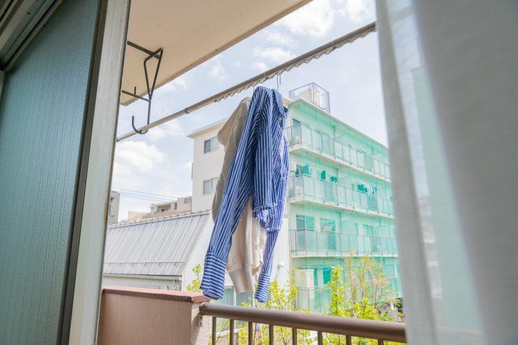 洗濯物を干せるコンパクトなバルコニー