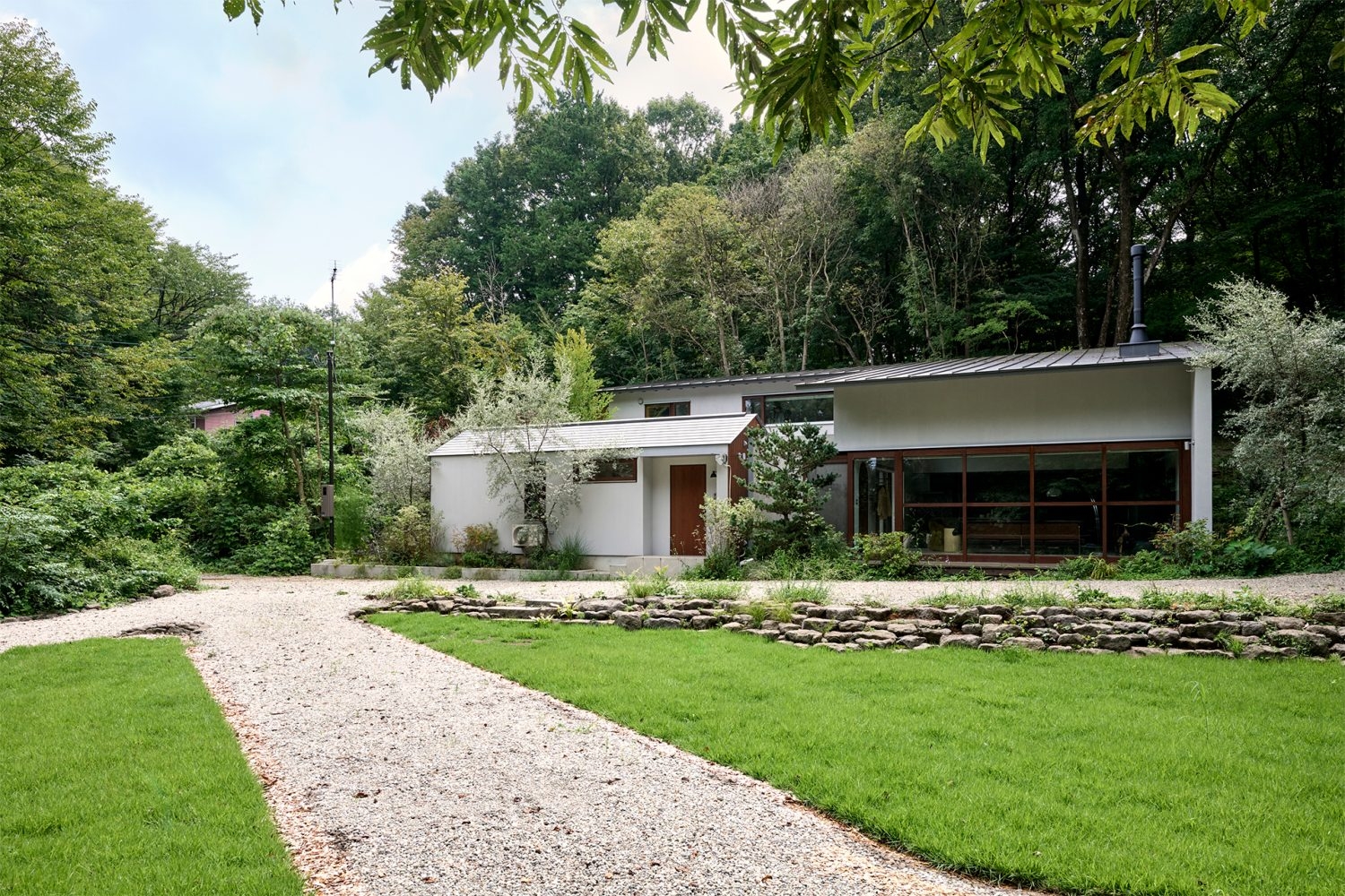 自然豊かな緑に囲まれた一軒家 / 芝生にテントを張ることも可能