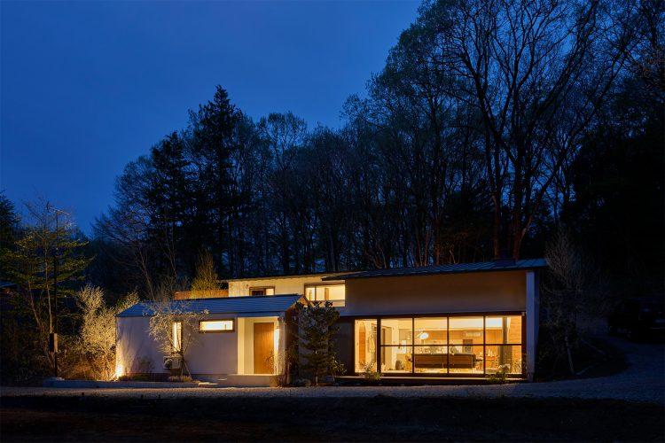 ライトアップした美しい夜の外観