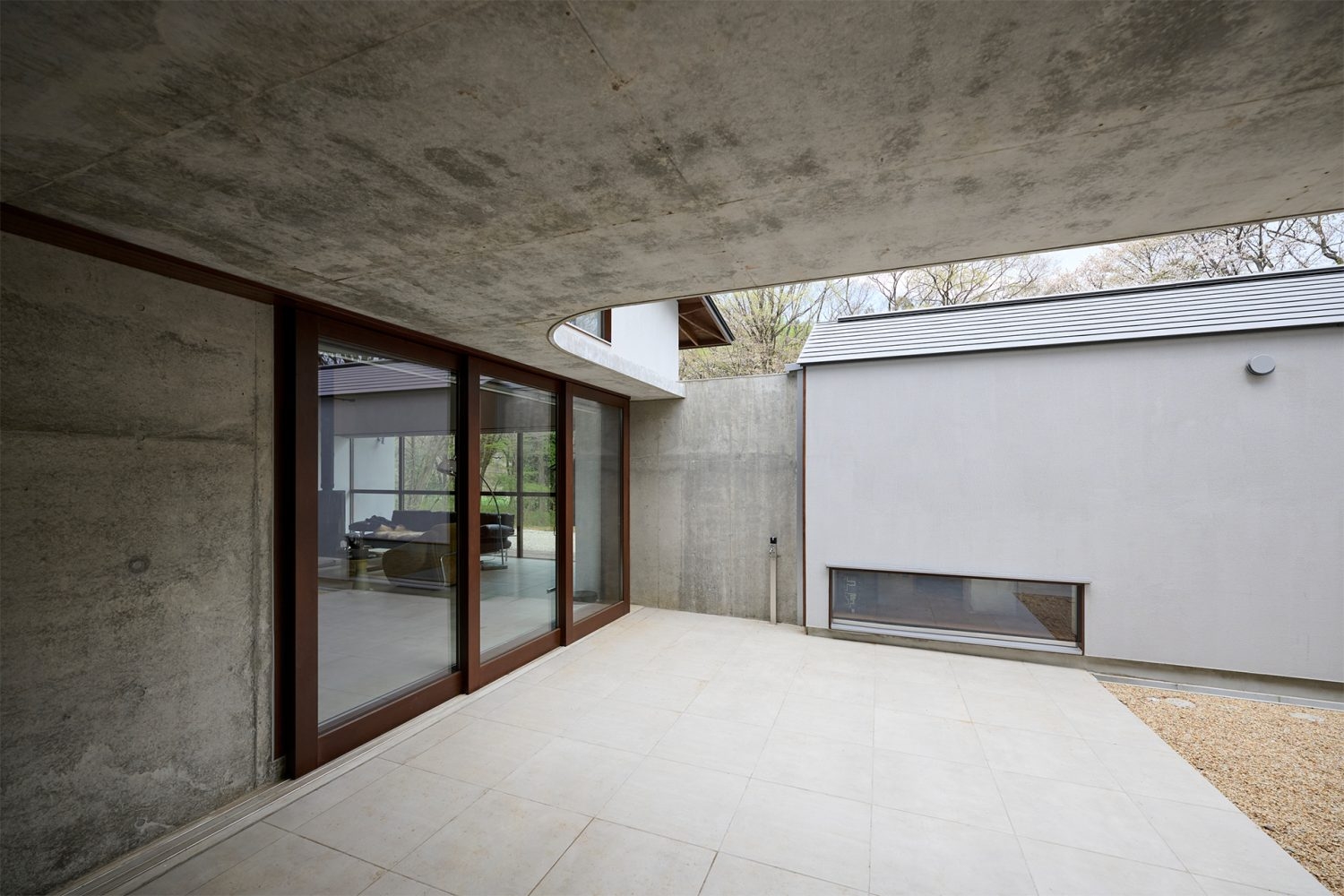 使い勝手のよい中庭スペース / 窓から室内への照明使用も