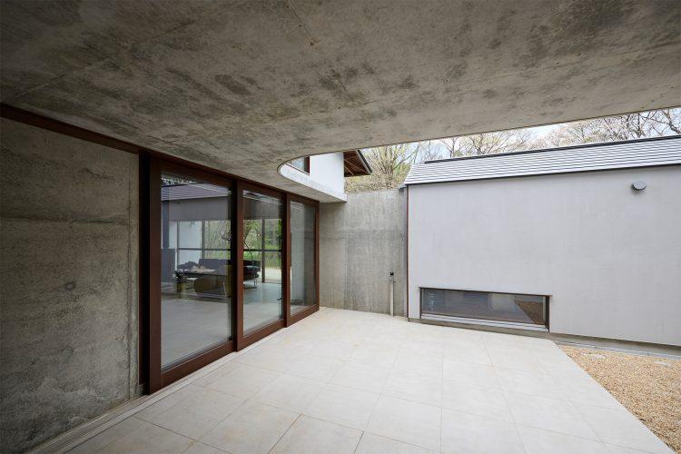 使い勝手のよい中庭スペース / 窓から室内への照明使用も