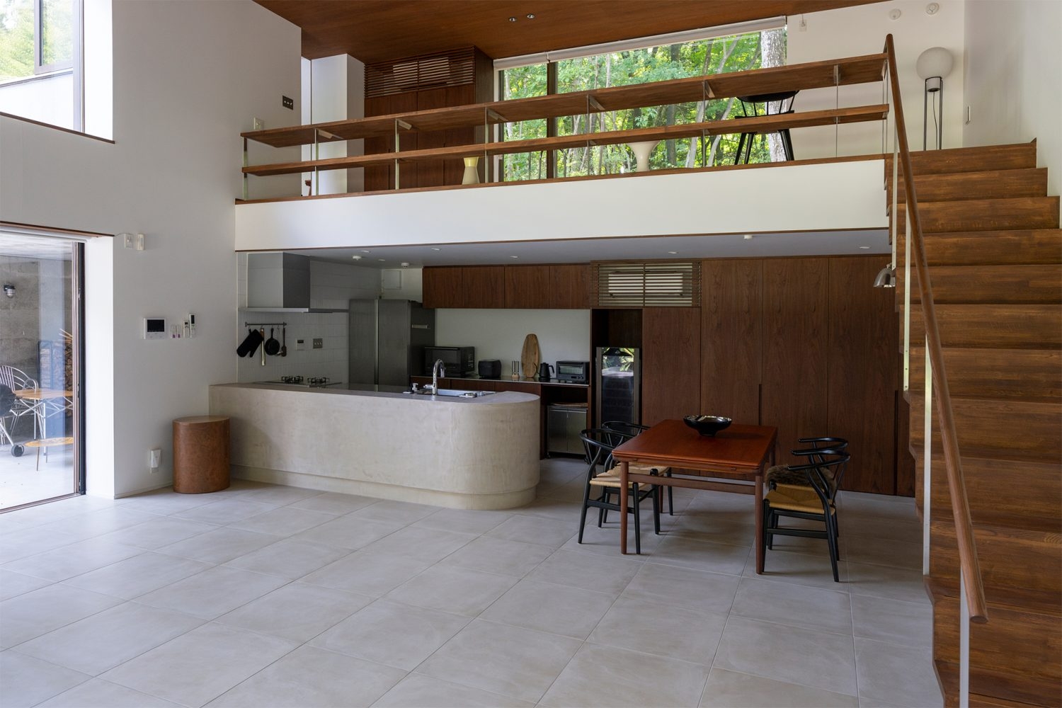 各所の窓から自然光が入る吹き抜けのダイニングキッチン