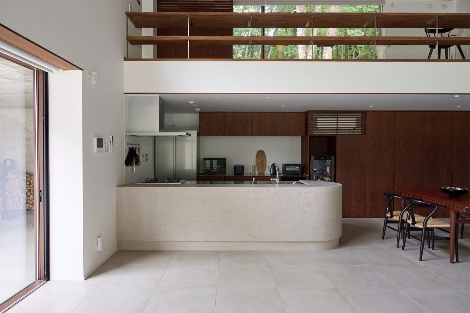 調理シーンにも最適な広々としたペニンシュラキッチン