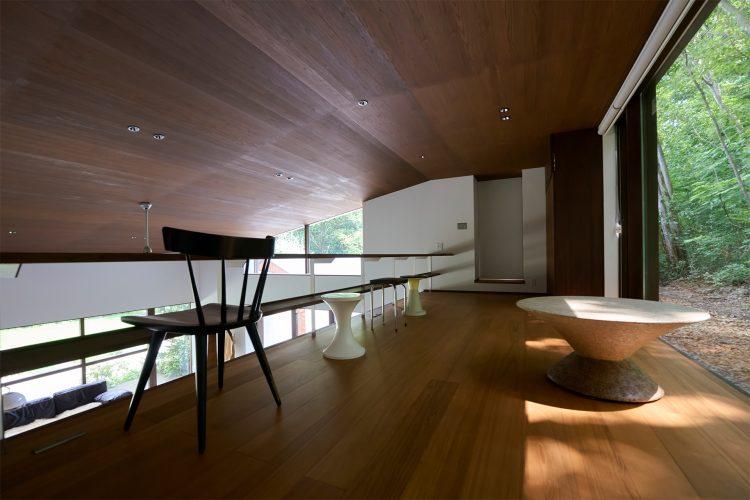 スキップフロアの扉の奥にはプライマリーベッドルーム