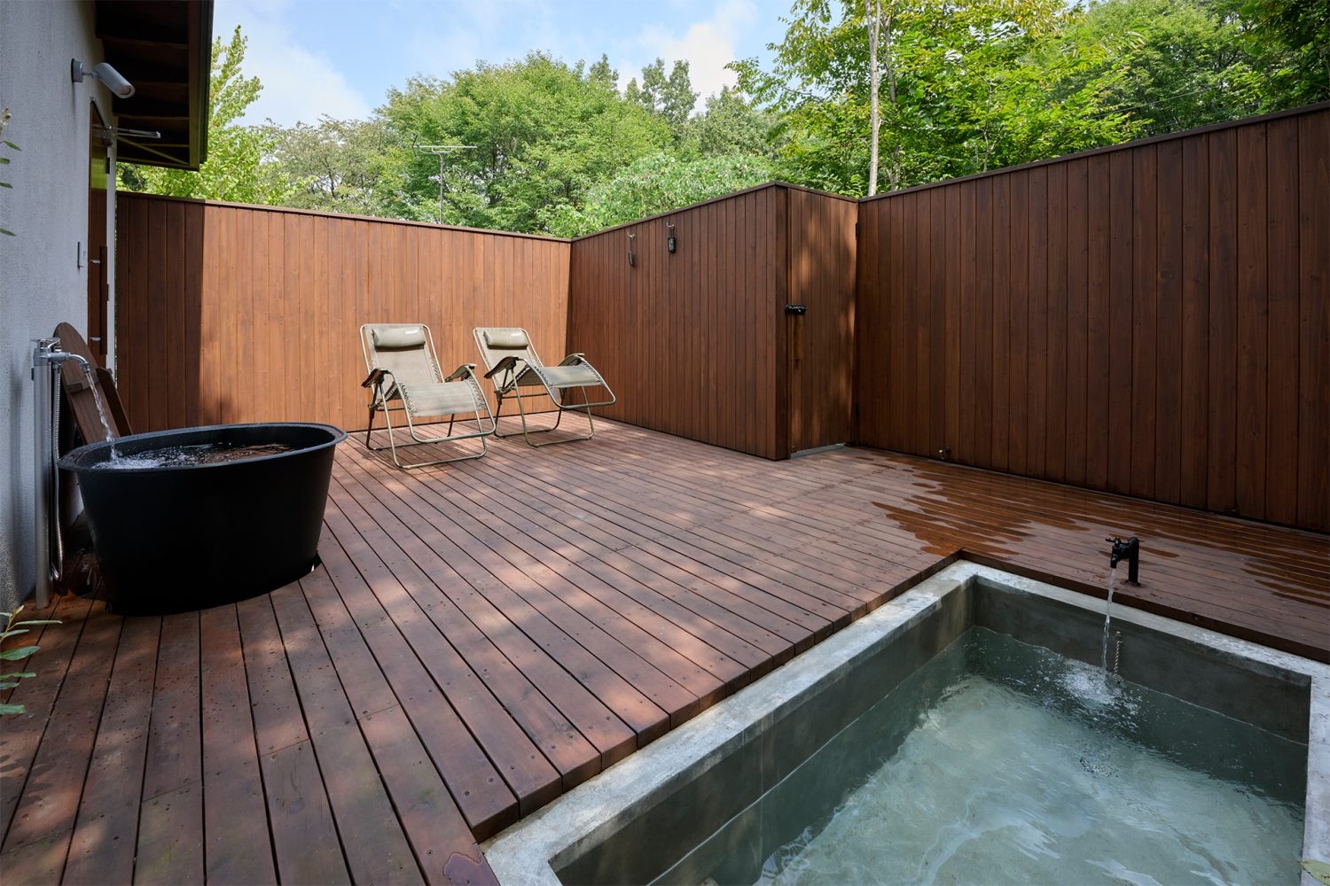 2F ウッドデッキには2種の水風呂も / 外気浴シーンも撮影可能