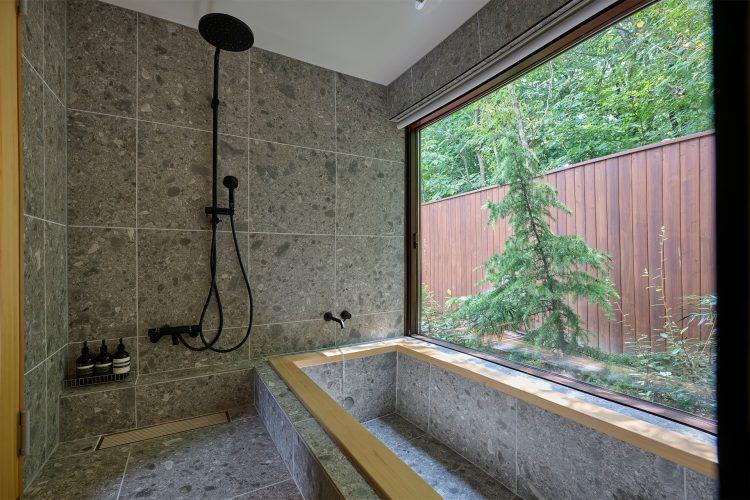 2F 大きな窓が解放的な自然光差し込むバスルーム / お湯張り可能