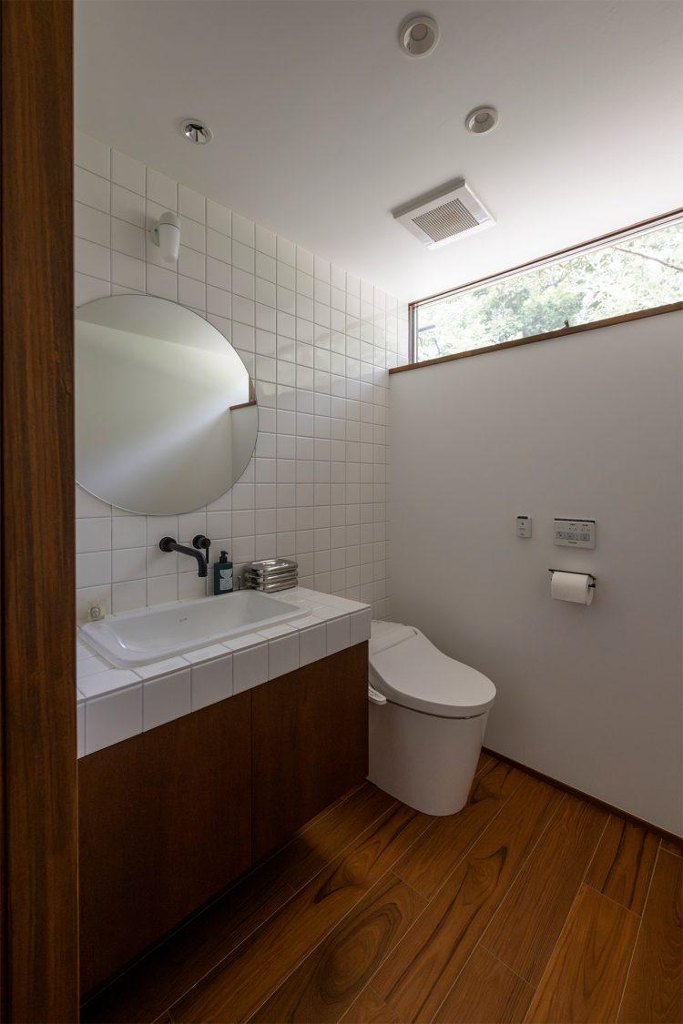 1F 清潔感のある白タイルの洗面・トイレ / 撮影可能