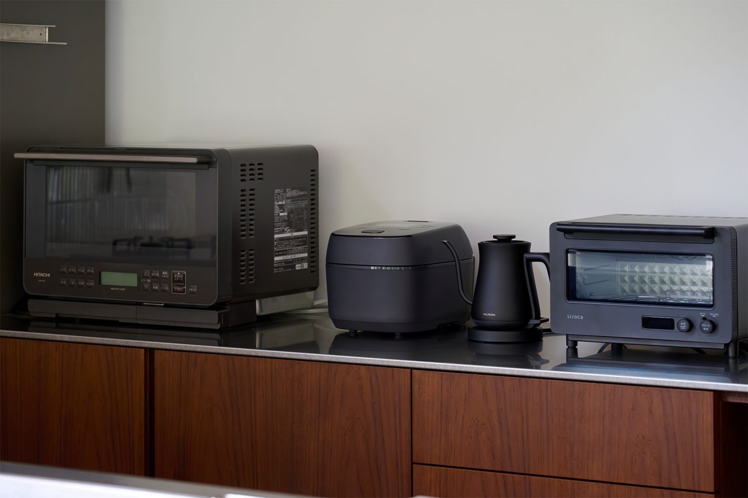 黒で統一されたキッチン家電