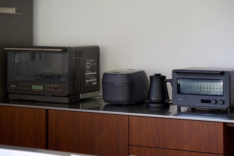 黒で統一されたキッチン家電