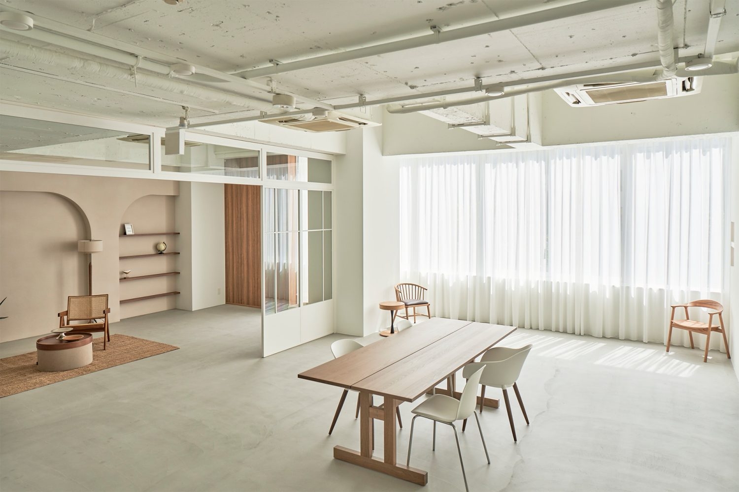 モルタル床の明るい空間