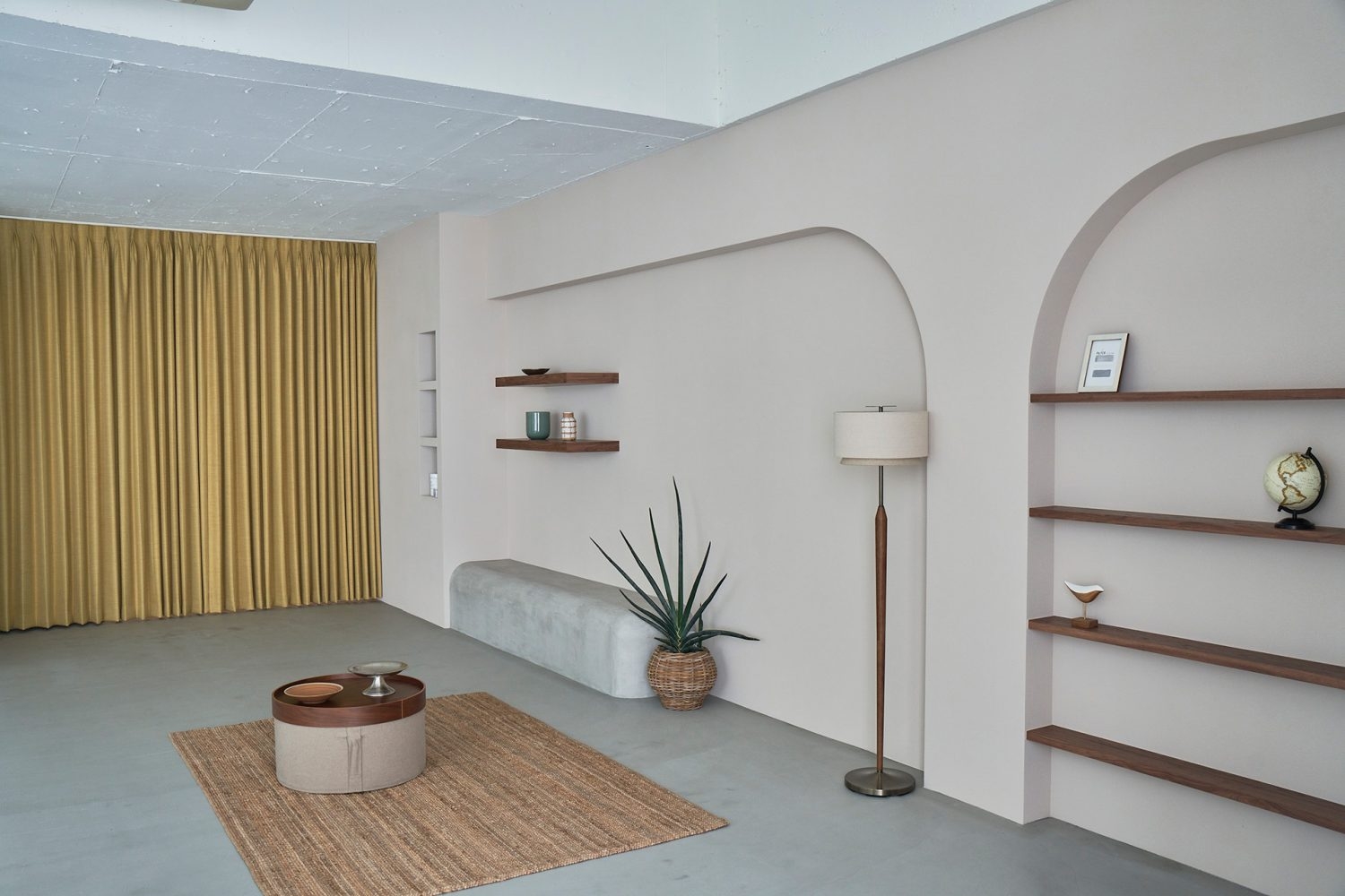 モルタルベンチに座って撮影も