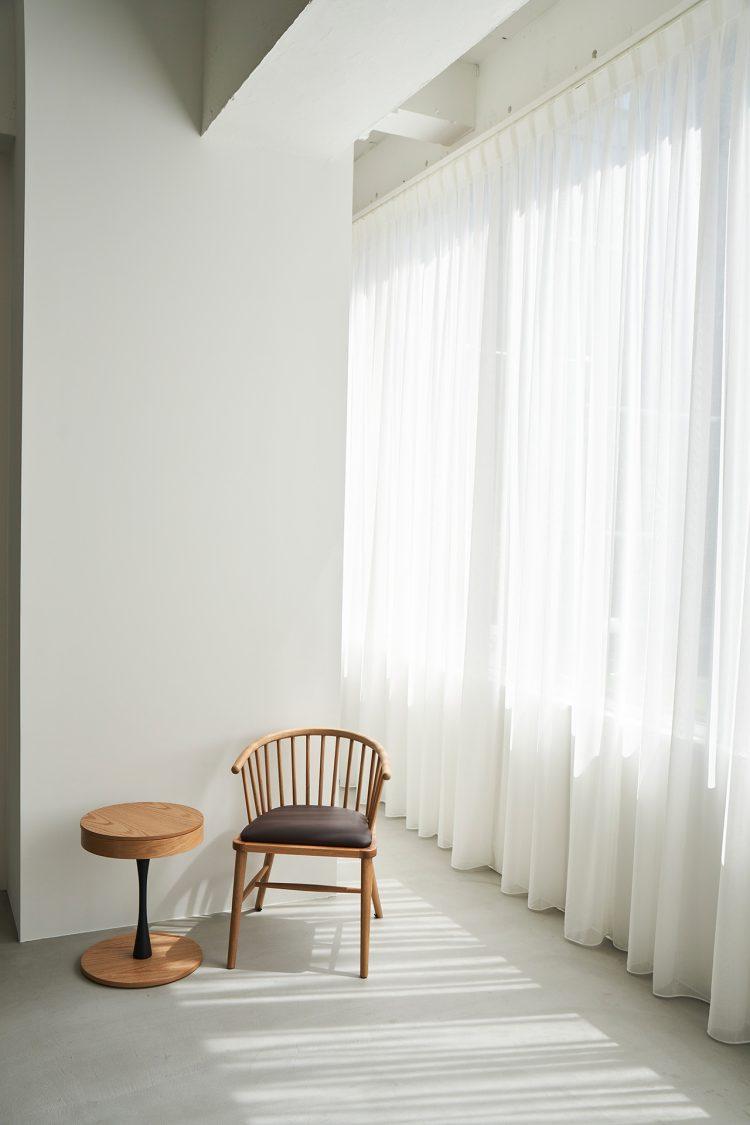 窓前でのやわらかな演出も