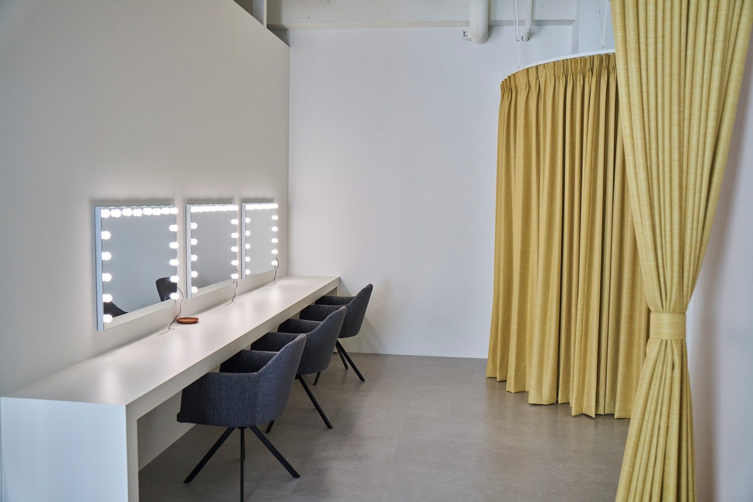 メイクルーム奥にはフィッティングスペース