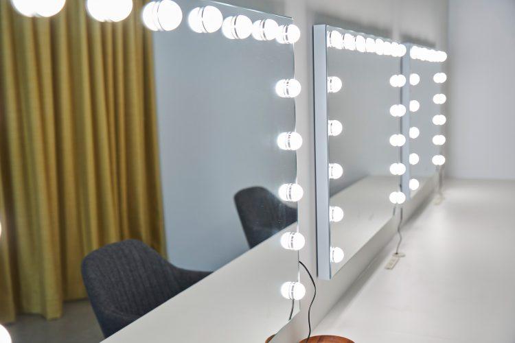 照明付きのミラー