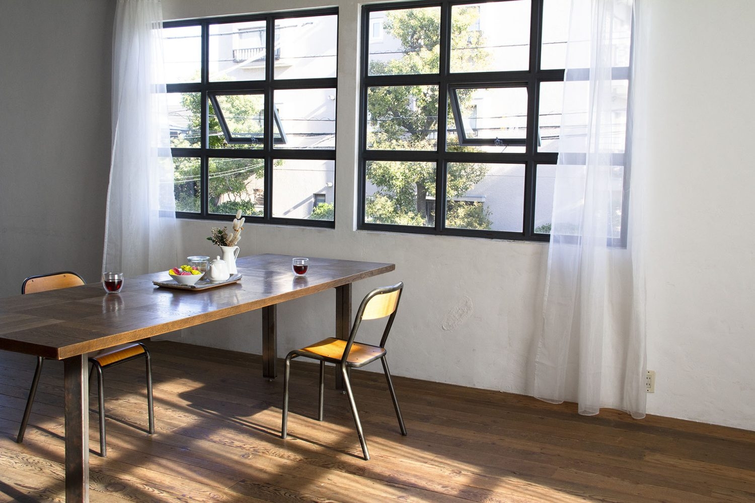 パーケットのダイニングテーブル