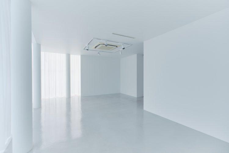 マットな白壁と艶のあるクリアな床
