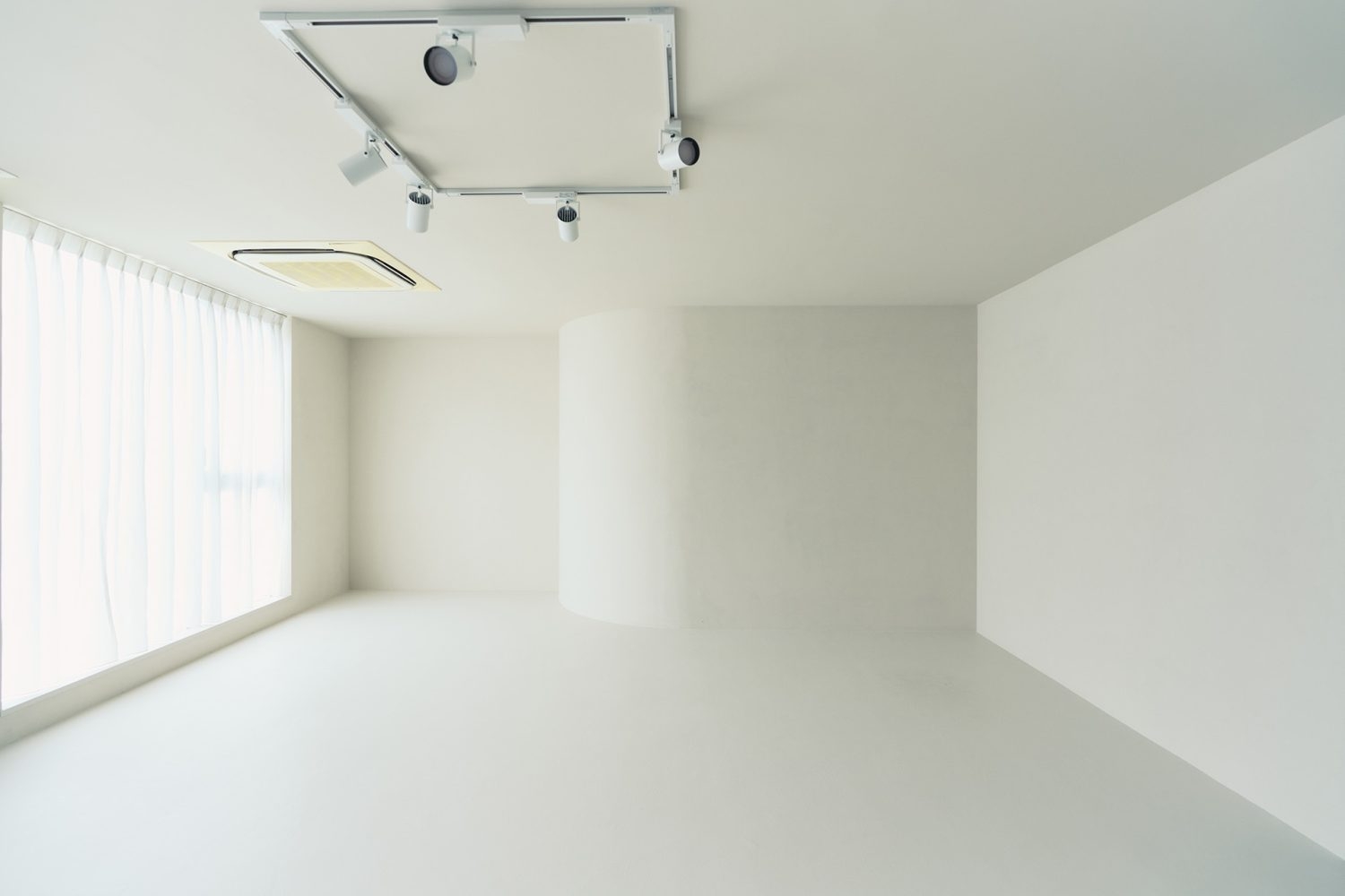 南西向きの窓から入るやわらかな光