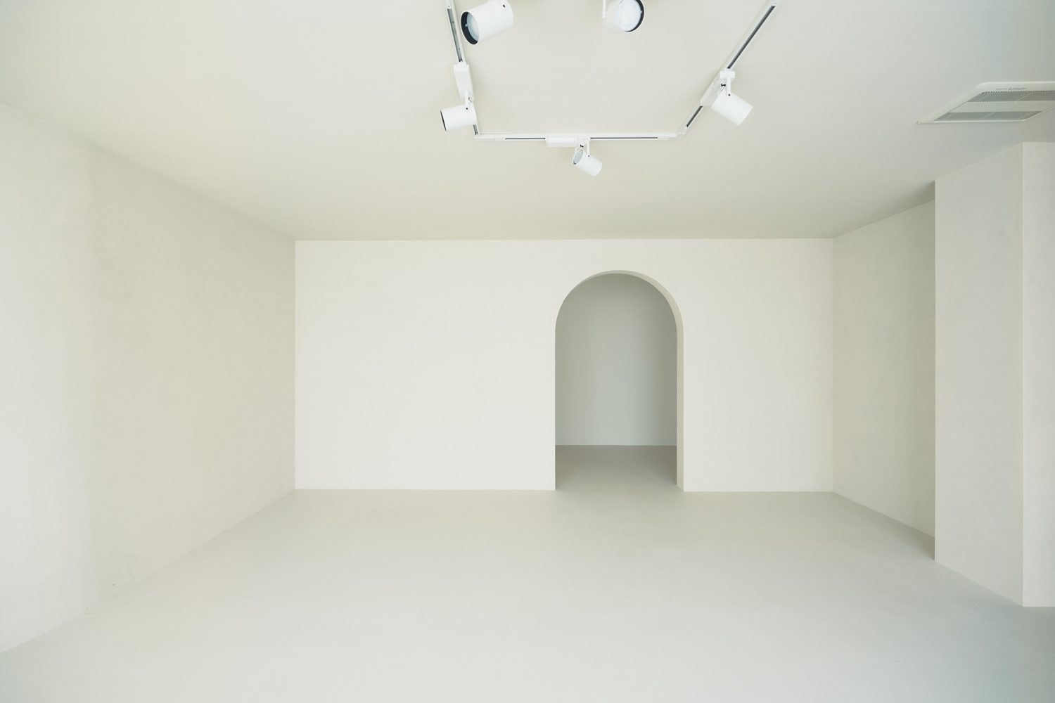 アーチ開口で奥行き感の演出も