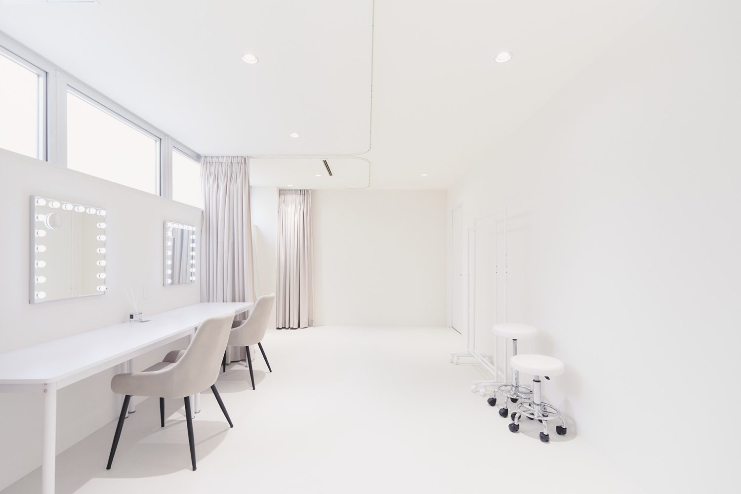 2人同時にご利用可能な女優ミラー付きメイクルーム