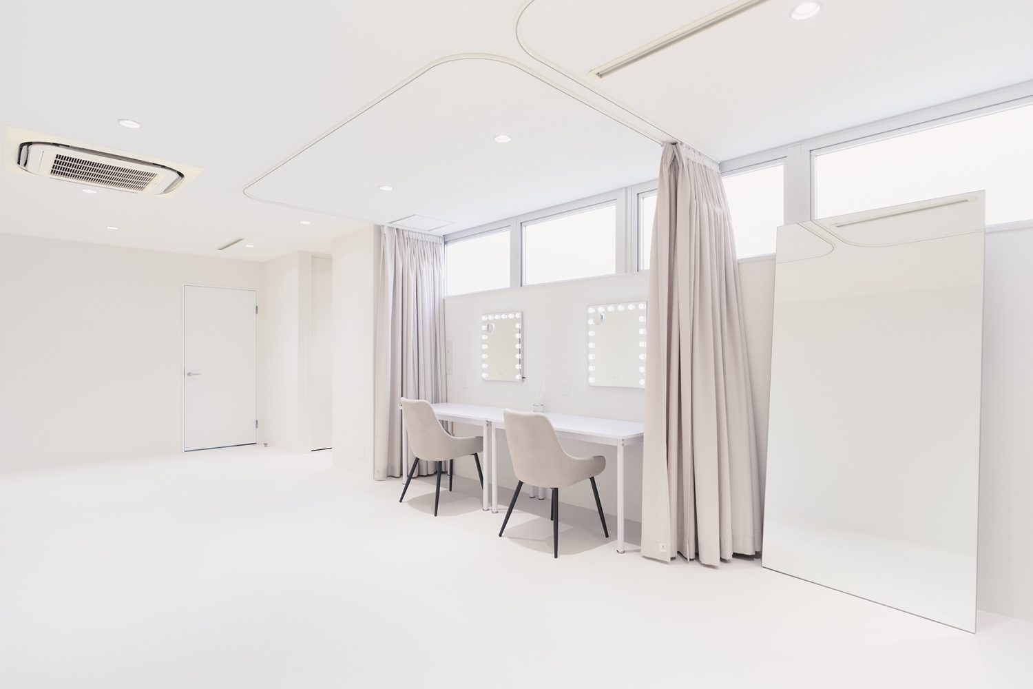 大きな姿見のあるフィッティングスペース