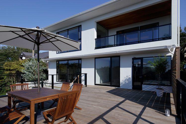 1F 開放的なウッドデッキスペース