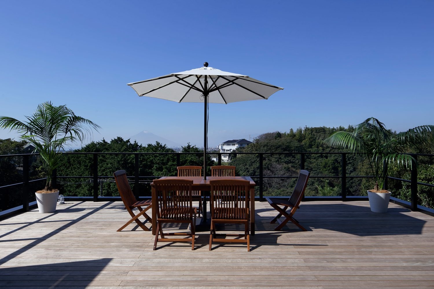 1F 自然を感じるウッドデッキスペース