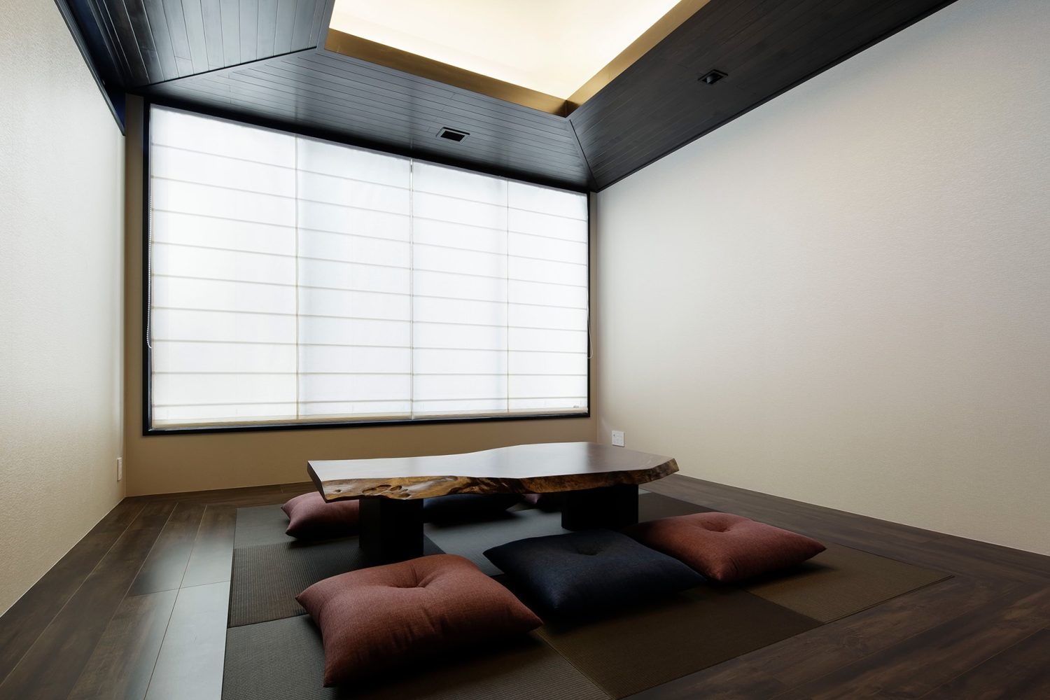 2F 落ち着いた色味の和モダン空間