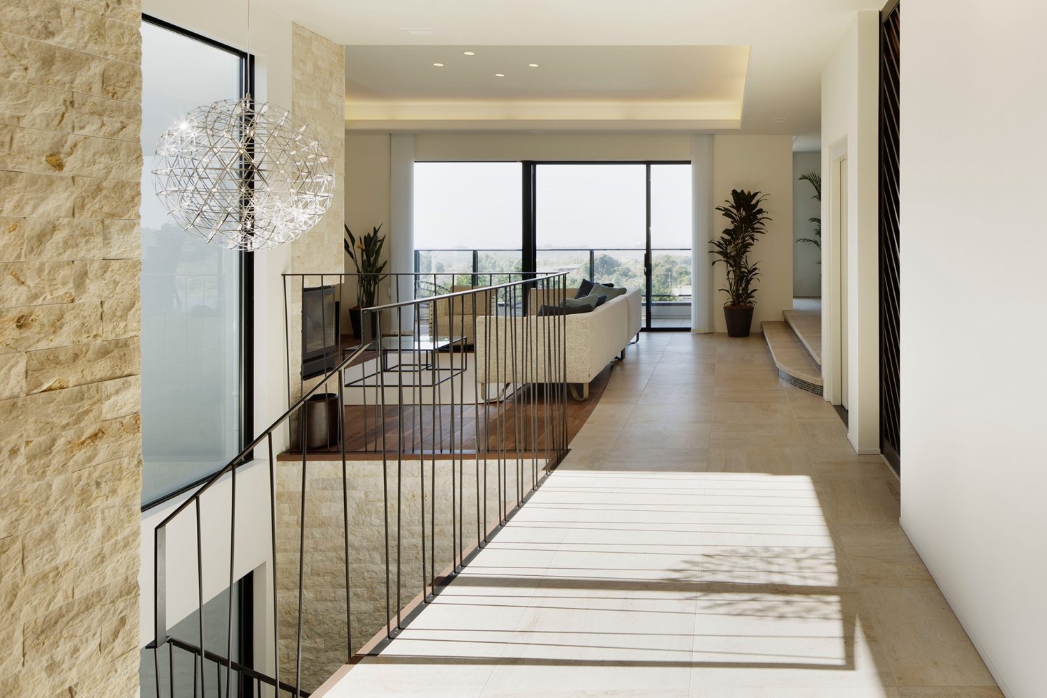 2F 自然光あふれる廊下