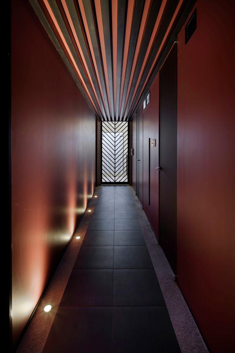 2F 和モダンな入口