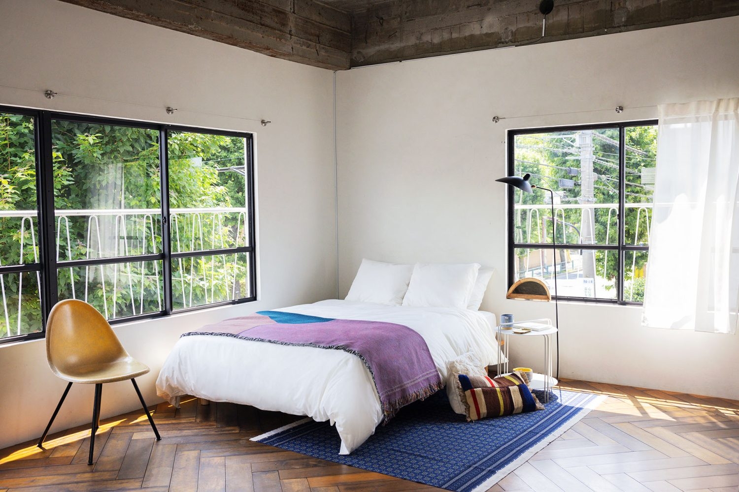 ダブルサイズのベッド