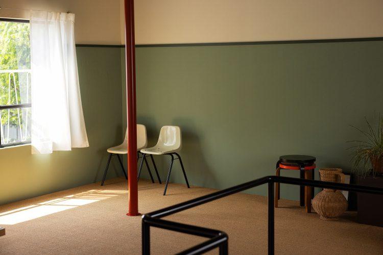 ホワイト✕ グリーンのツートーンに赤いポールのアクセント