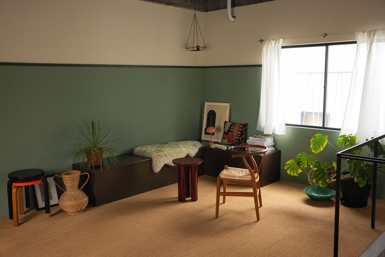 サイザルカーペットに備え付けのL型ベンチ