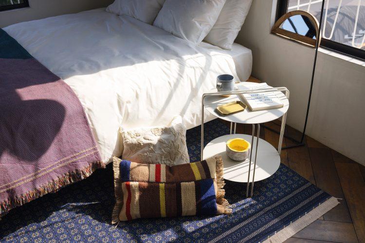 一日中日差しが差し込むベッドサイド