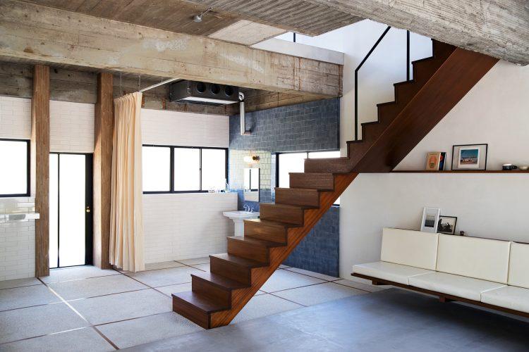 2Fへつながるウッド階段