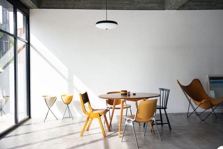 白壁に綺麗に入る直射日光