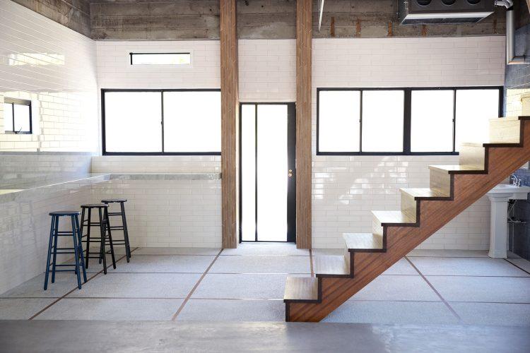 石とウッドの床にタイルの壁