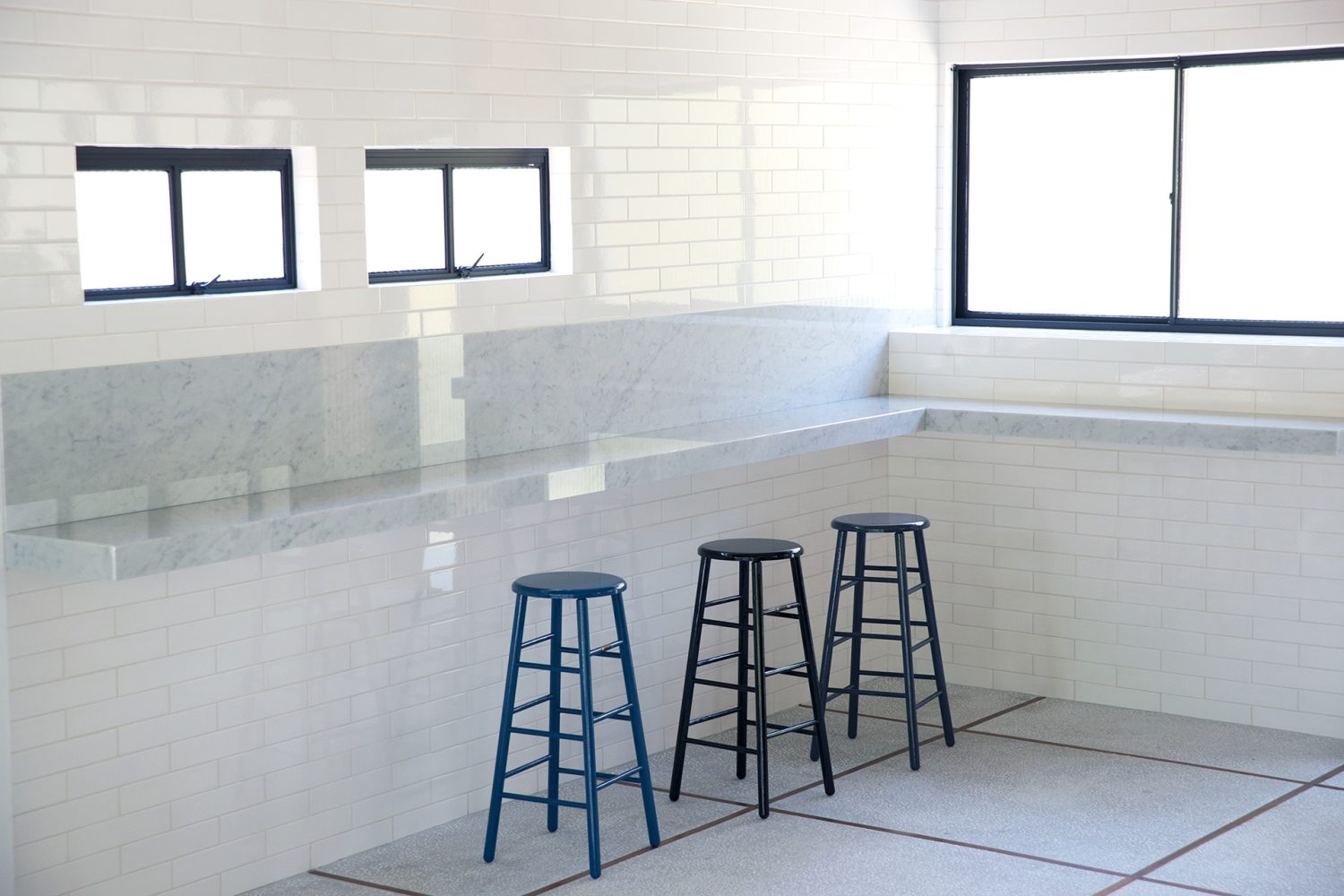 シャープな大理石カウンター