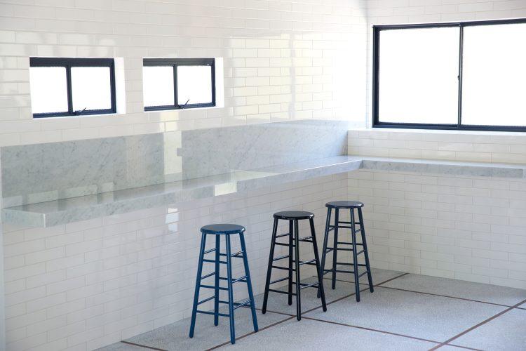 シャープな大理石カウンター